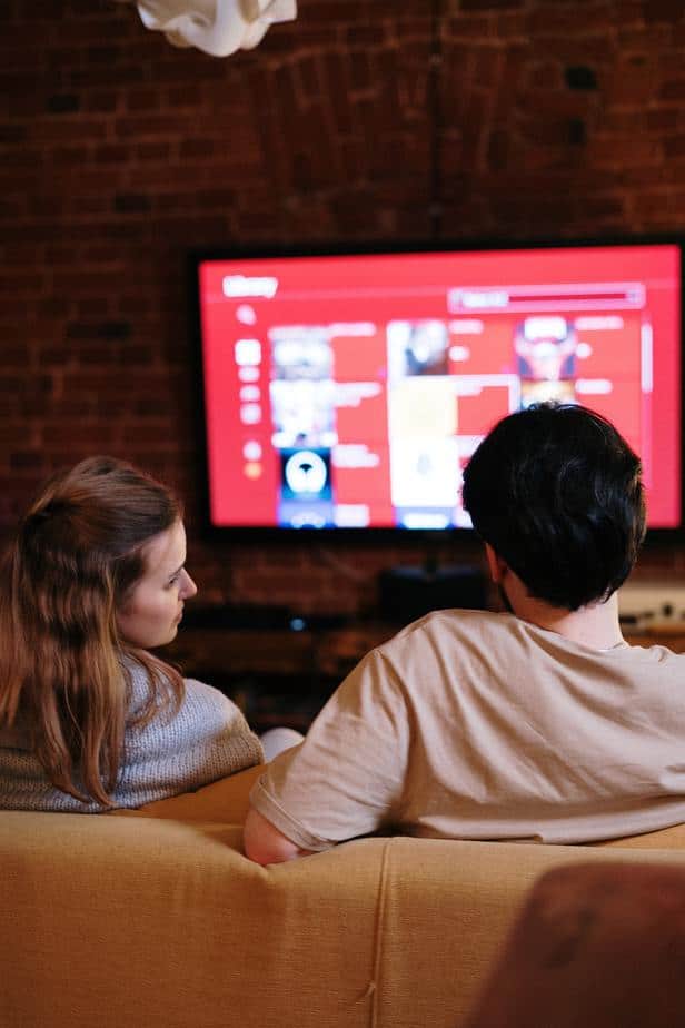 Couple watching TV in the evening when itchy skin is a sign of active lupus