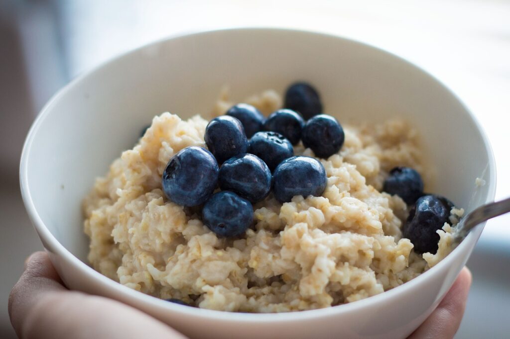 Cold oatmeal with blue berries is a good source for resistant starches
