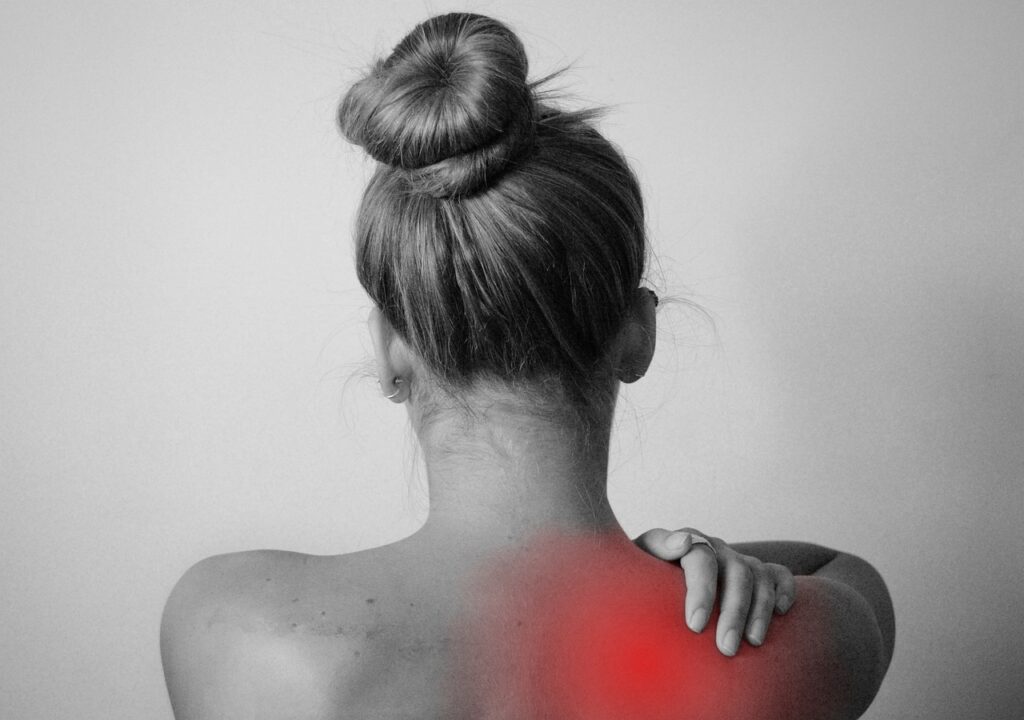 White woman with shoulder pain fibromyalgia autoimmune disease blog post